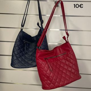 Kabelky na bežný deň aj ako dokonalý Vianočný darček už nájdete v našom obchode 🎁👜✨ Príďte si vybrať štýl, ktorý poteší...